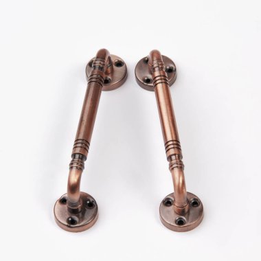 Metal kapı kolu beyaz arkaplanda izole edildi
