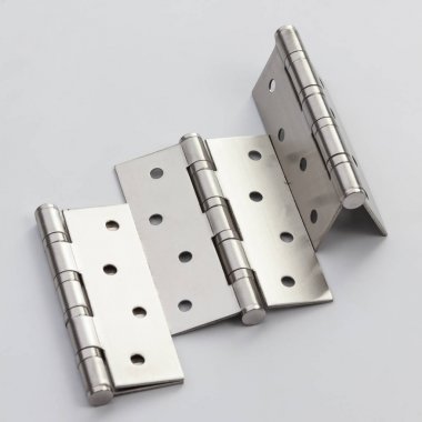 Beyaz arka plan üzerinde bronz menteşe