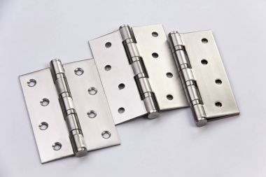 Beyaz arka plan üzerinde bronz menteşe.