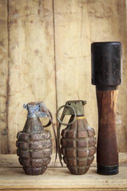 Eski ahşap arka plan ve doku için üzerine el bombası 