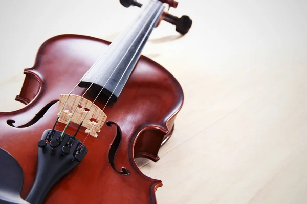 Oude viool op houten achtergrond — Stockfoto