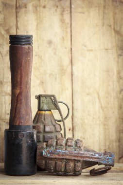 Eski ahşap arka plan ve doku için üzerine el bombası