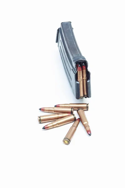 Bala de rifle e bolsa de munição no fundo branco: Escolha um f — Fotografia de Stock