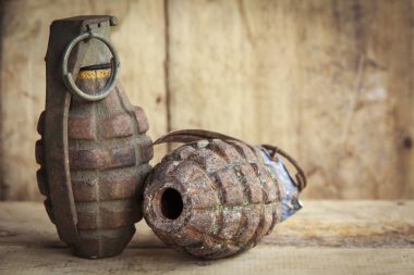 Eski ahşap arka plan ve doku için üzerine el bombası