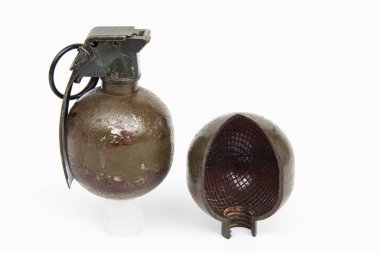 El bombası ve uçaksavar üzerinde izole beyaz zemin üzerine bomba içinde