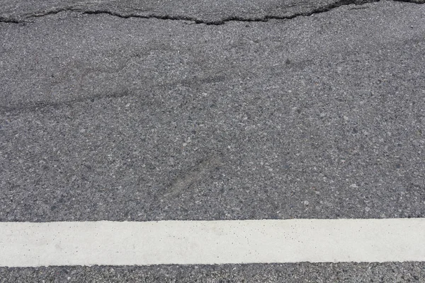 Rachadura da superfície da estrada é perigoso para o fundo — Fotografia de Stock