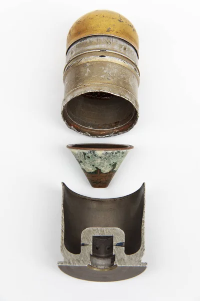 Componentes de granada de 40 mm sobre fundo branco — Fotografia de Stock
