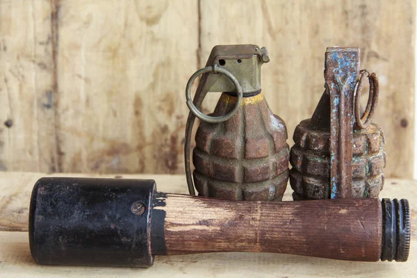 Eski ahşap arka plan ve doku için üzerine el bombası — Stok fotoğraf