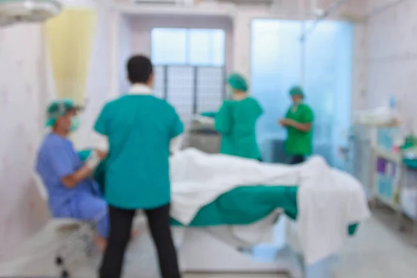 Vervagen van medische team in operatiekamer voor achtergrond — Stockfoto