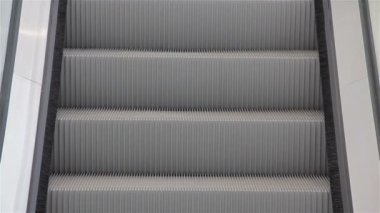 Yürüyen merdiven yukarıda ve aşağıda çalıştırmak.