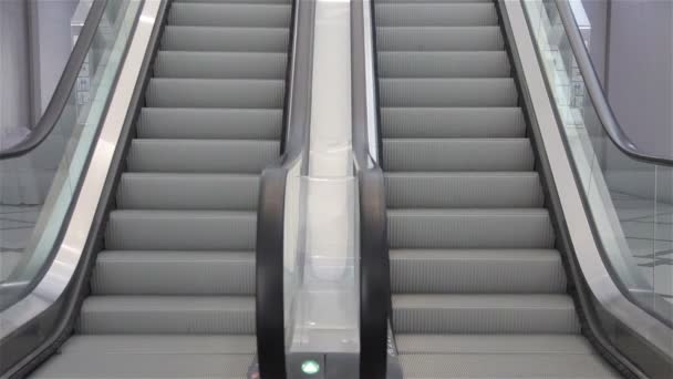 Escalators run upstairs and downstairs. — Stock Video