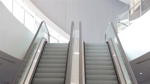 Escalators run upstairs and downstairs — Stock Video