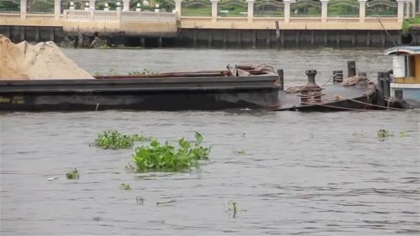 Remorqueur Poussant Des Barges Sable Aval Dans Rivière Chaophraya — Video