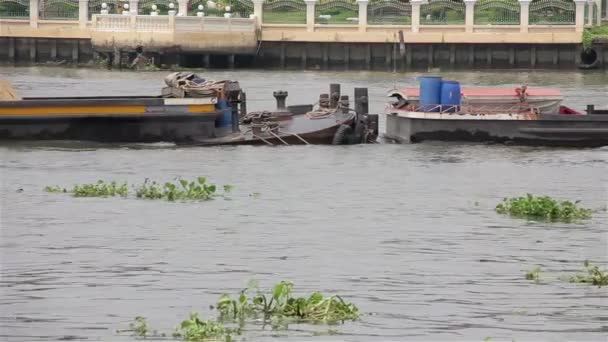 Schleppboot Schiebt Kähne Mit Sand Flussabwärts Chaophraya Fluss — Stockvideo