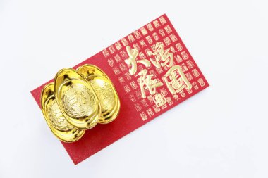 Arka plan Çin yeni yılı için kırmızı paket üzerindeki altın İngotlar