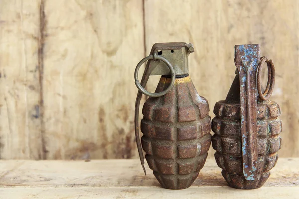 老木为背景和纹理的手榴弹 — 图库照片
