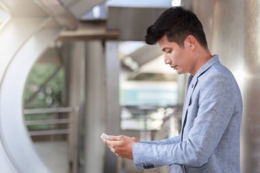  Telefon elinde tutan ve bakarak yakışıklı delikanlı