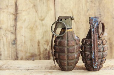 Eski ahşap arka plan ve doku için üzerine el bombası