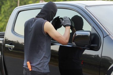 Açmak çalışıyor ve arabanın kapısına bakarak hırsızlar.