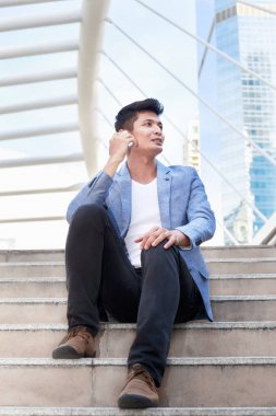 Mutlu bir şekilde Evet genç iş adamları.