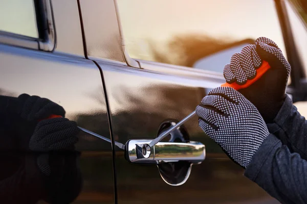 Ladrones tratando de abrir la puerta del coche . Imágenes de stock libres de derechos