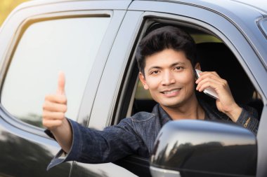  Telefon kullanarak ve gösterilen yakışıklı adam arabasında çok yaşasın