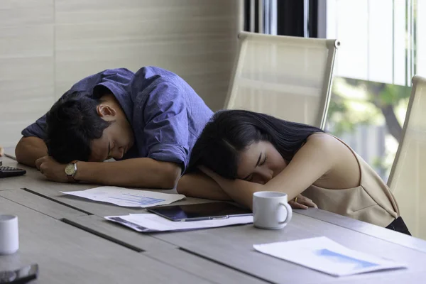 Man Vrouw Slapen Het Kantoor — Stockfoto