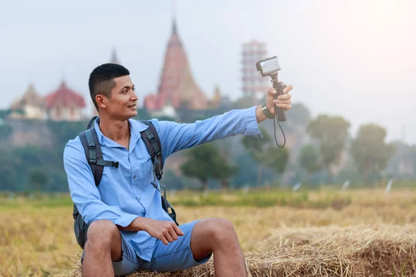 Jóvenes Turistas Masculinos Sientan Selfie Templo Tailandia Fondo Por Cámara — Foto de Stock