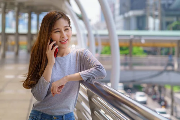 Mädchen Telefoniert Bei Chong Nonsi Thailand Stockfoto