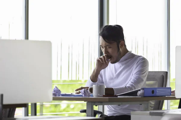 Jovens Empresários Bocejam Porque Trabalham Duro Imagem De Stock