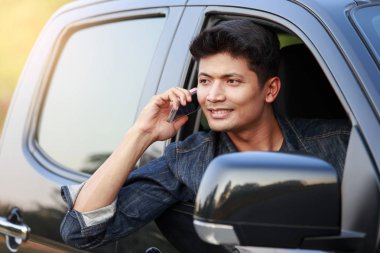 Genç adam araba: yaşam kavramı çok mutlu telefonuyla.