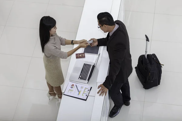 Recepcionista Hable Con Hombre Negocios Fotos de stock libres de derechos