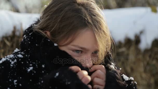 Porträt eines Jungen aus dem Norden aus nächster Nähe mit einer Axt. Teenie-Junge im Wintermantel mit Beil. Sibirischer Junge mit einem strengen Gesicht. — Stockvideo