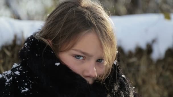 Retrato de un chico del norte de cerca con un hacha. Niño adolescente en abrigo de invierno con un hacha. Niño siberiano con una cara severa . — Vídeo de stock