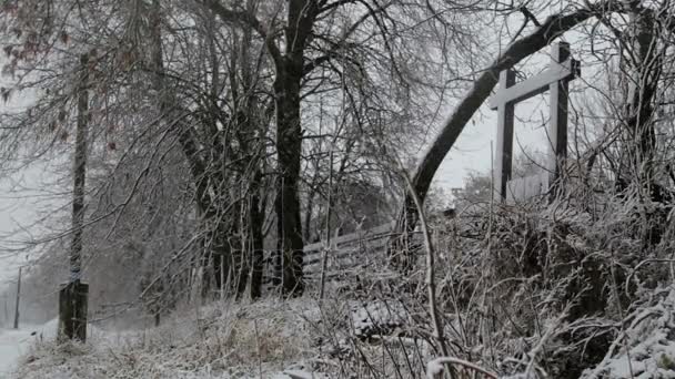 Winterlandschaft im hohen Norden. verschneites Gebiet Sibirien, Holzzäune. Norddorf im Winter. — Stockvideo