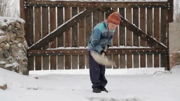 Boy odstraní lopata na sníh u domu. Úklid sněhu v zimě blízko domu. Dítě čistí lopata zasněžené trati. — Stock video