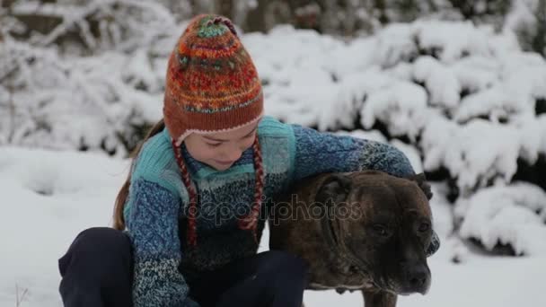 Πορτρέτο ενός μωρού με ένα τεριέ το χειμώνα στο πάρκο. Ένα αγόρι παίζει με ένα σκυλί το χειμώνα. Με το φίλο και αγαπημένο κατοικίδιο ζώο στη φύση. — Αρχείο Βίντεο