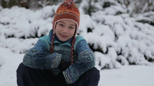 一个孩子在雪地里公园里玩。冬天外面一男婴的画像。男孩玩雪，把一个雪球扔着相机的镜头. — 图库视频影像