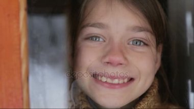 Penceredeki çocuk portresi. Çocuk yüz çocuk camı kapat. Üzgün çocuk pencereden görünüyor. 