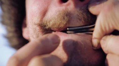 Bir harp oynayan bir adam portresi. Sakallı şaman armonika drymba çalış. Portre bir müzisyen Yahudi'nın Harp ile karşı karşıya. Yüz yakın çekim enstrüman ile Yahudi'nın Harp.