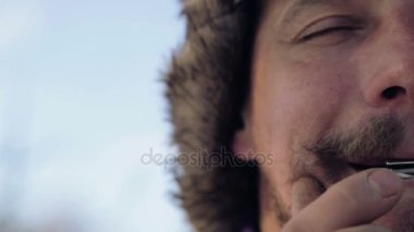 Bir harp oynayan bir adam portresi. Sakallı şaman armonika drymba çalış. Portre bir müzisyen Yahudi'nın Harp ile karşı karşıya. Yüz yakın çekim enstrüman ile Yahudi'nın Harp.