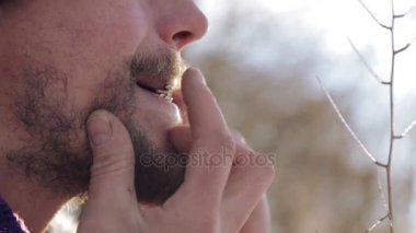 Bir harp oynayan bir adam portresi. Sakallı şaman armonika drymba çalış. Portre bir müzisyen Yahudi'nın Harp ile karşı karşıya. Yüz yakın çekim enstrüman ile Yahudi'nın Harp.