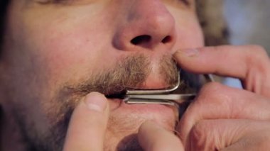 Bir harp oynayan bir adam portresi. Sakallı şaman armonika drymba çalış. Portre bir müzisyen Yahudi'nın Harp ile karşı karşıya. Yüz enstrüman ile Yahudi'nın Harp (ses dosyasını kapat).
