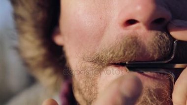 Bir harp oynayan bir adam portresi. Sakallı şaman armonika drymba çalış. Portre bir müzisyen Yahudi'nın Harp ile karşı karşıya. Yüz enstrüman ile Yahudi'nın Harp (ses dosyasını kapat).