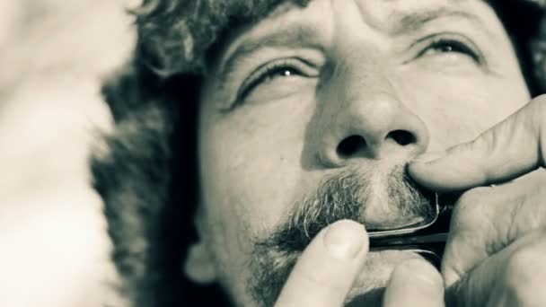 Portret van een man die een harp (zwart-wit beeld) te spelen. De bebaarde sjamaan speelt de mondharmonica drymba (zwart-wit beeld). Gezicht close-up met een muziekinstrument mondharp (geluidsbestand). — Stockvideo