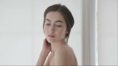 Güzel model iç çamaşırı kamera için poz. Portre, güzel bir kızın iç çamaşırı yakın. Yüz ve vücut güzel bir kadının iç çamaşırı. 
