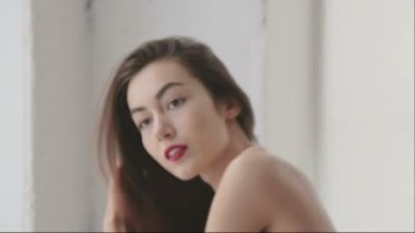 Güzel model iç çamaşırı kamera için poz. Portre, güzel bir kızın iç çamaşırı yakın. Yüz ve vücut güzel bir kadının iç çamaşırı. 