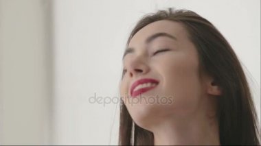 Güzel model iç çamaşırı kamera için poz. Portre, güzel bir kızın iç çamaşırı yakın. Yüz ve vücut güzel bir kadının iç çamaşırı. 