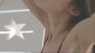 Güzel model iç çamaşırı kamera için poz. Portre, güzel bir kızın iç çamaşırı yakın. Yüz ve vücut güzel bir kadının iç çamaşırı. 