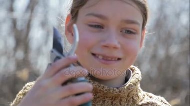 Çocuk bahçesinde ağaçlar ile budayıcı keser. Çocuk parkta ağaçların yılının ilkbaharında Döşeme için yardımcı olur. Genç bir bahçıvan dalları çiftlikte keser.. 